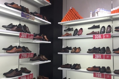 金佰川鞋業(yè)加盟