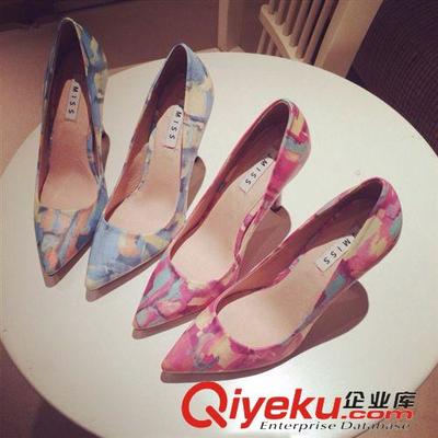 3月新款 2015廠家直銷春夏季細跟女鞋進口水染印花嫩粉尖頭淺口高跟單鞋圖片|3月新款 2015廠家直銷春夏季細跟女鞋進口水染印花嫩粉尖頭淺口高跟單鞋產品圖片由深圳市龍崗區(qū)三毛鞋業(yè)批發(fā)商行公司生產提供-